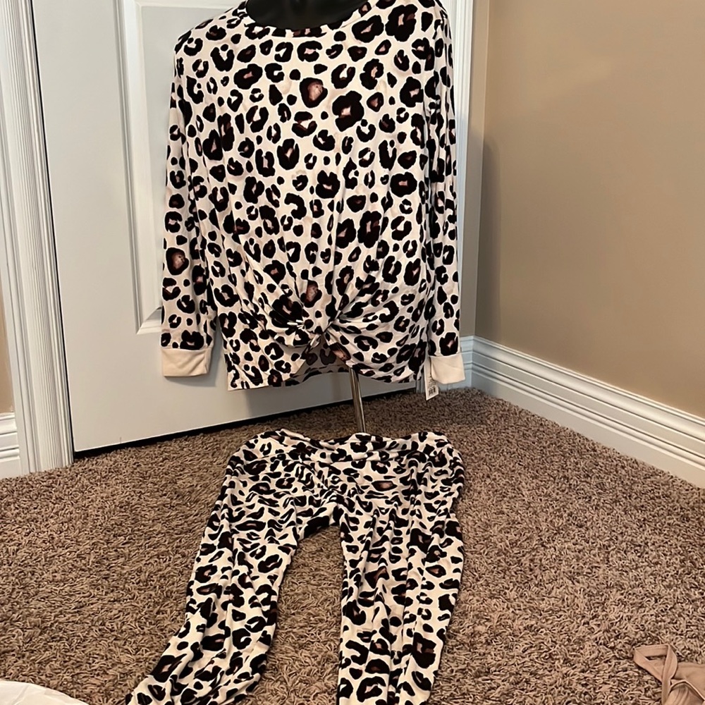 Stars Above soft Stucco leopard print pajamas set Large brand new with tags